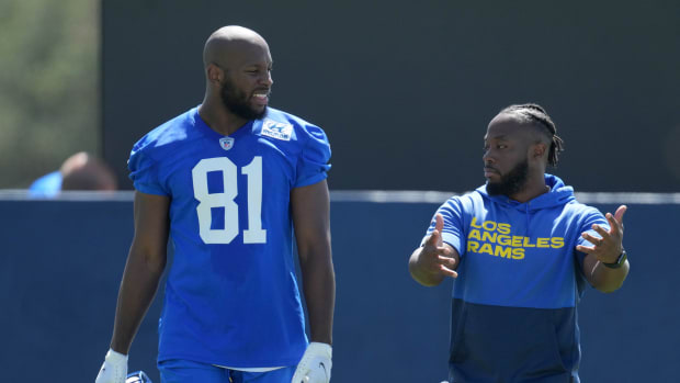 Jun 7, 2022; Thousand Oaks, California, USA; Los Angeles Rams tight end Jamal Pettigrew (81) and tight ends coach Thomas Brown during minicamp at Cal Lutheran University. Mandatory Credit: Kirby Lee-USA TODAY Sports